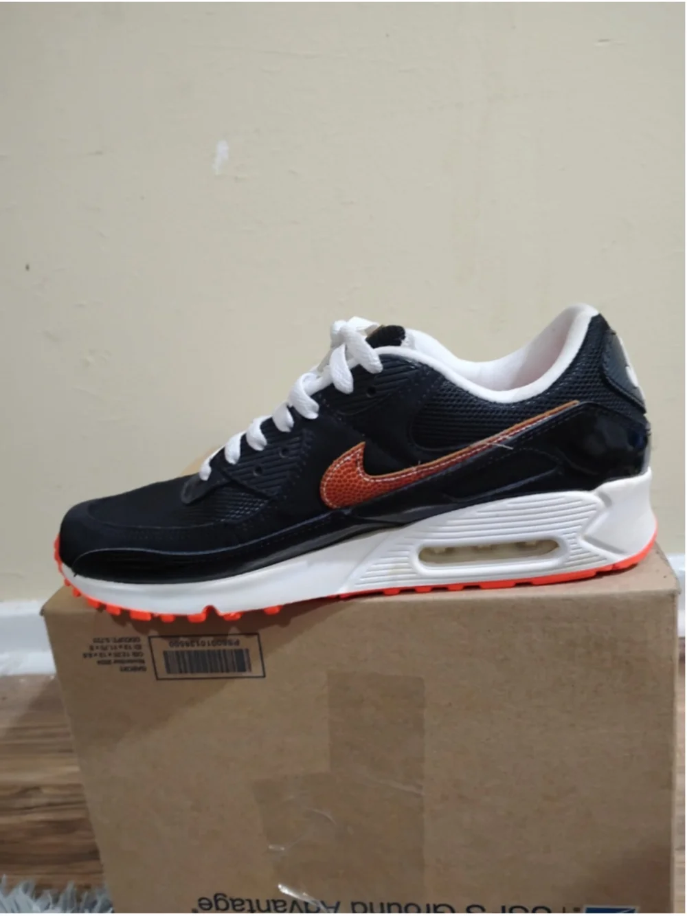 Nike Air Max 90 Football Swoosh Men Size 10.5 Black Orange Sneakers DJ5981-001